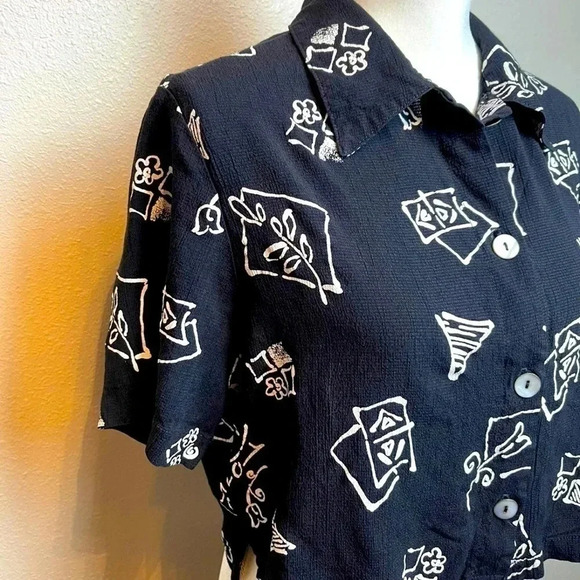 VINTAGE Notations button up crop top with black and white graphic print. - Picture 2 of 10